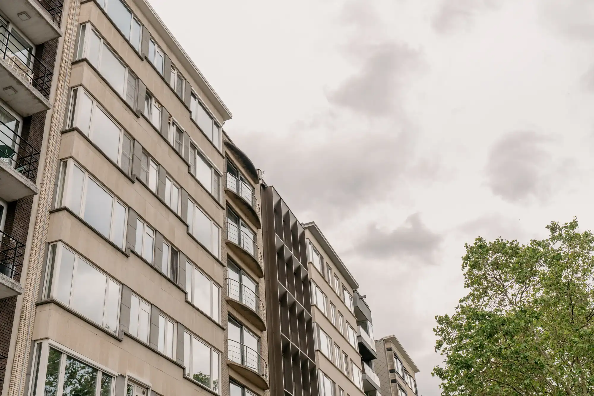 Een architecturaal penthouse met zicht op groene kruinen en het Koninklijk Museum van Schone Kunsten foto 19