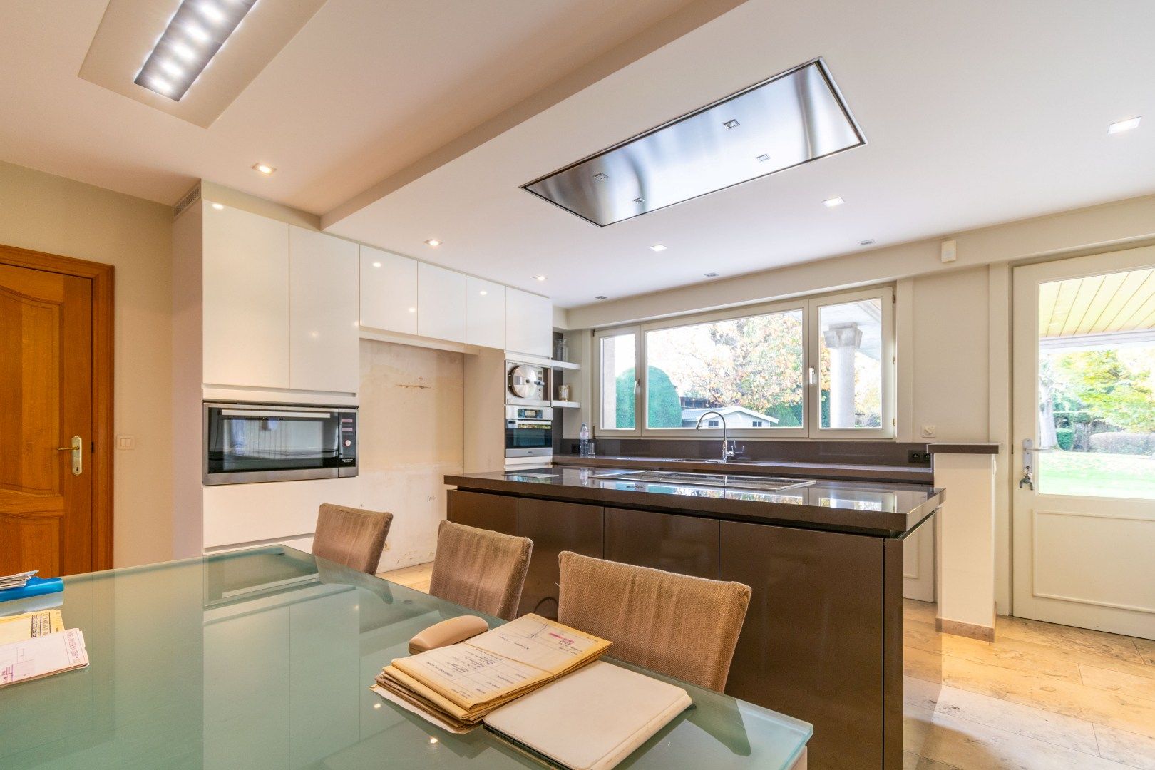 Goed gelegen ruime villa (+-400m²) met 6 slaapkamers  foto 4