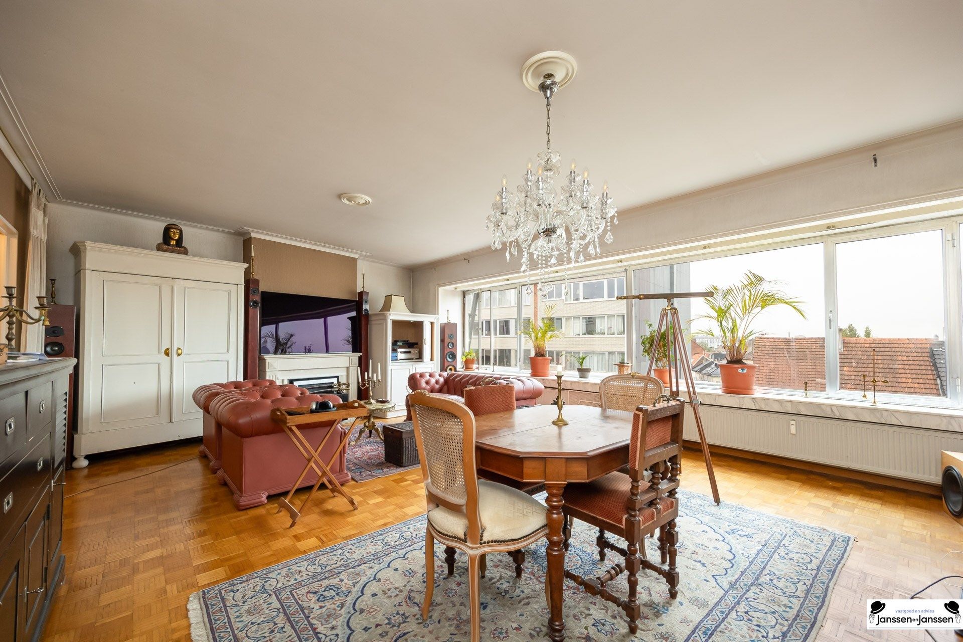 Ruim en lichtrijk appartement van 126 m² met terras in het hart van Borgerhout foto {{pictureIndex}}
