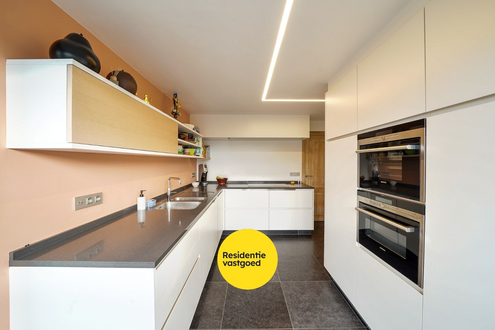 Instapklare halfopen woning met zonnige tuin, aparte garage en tuinhuis foto 9