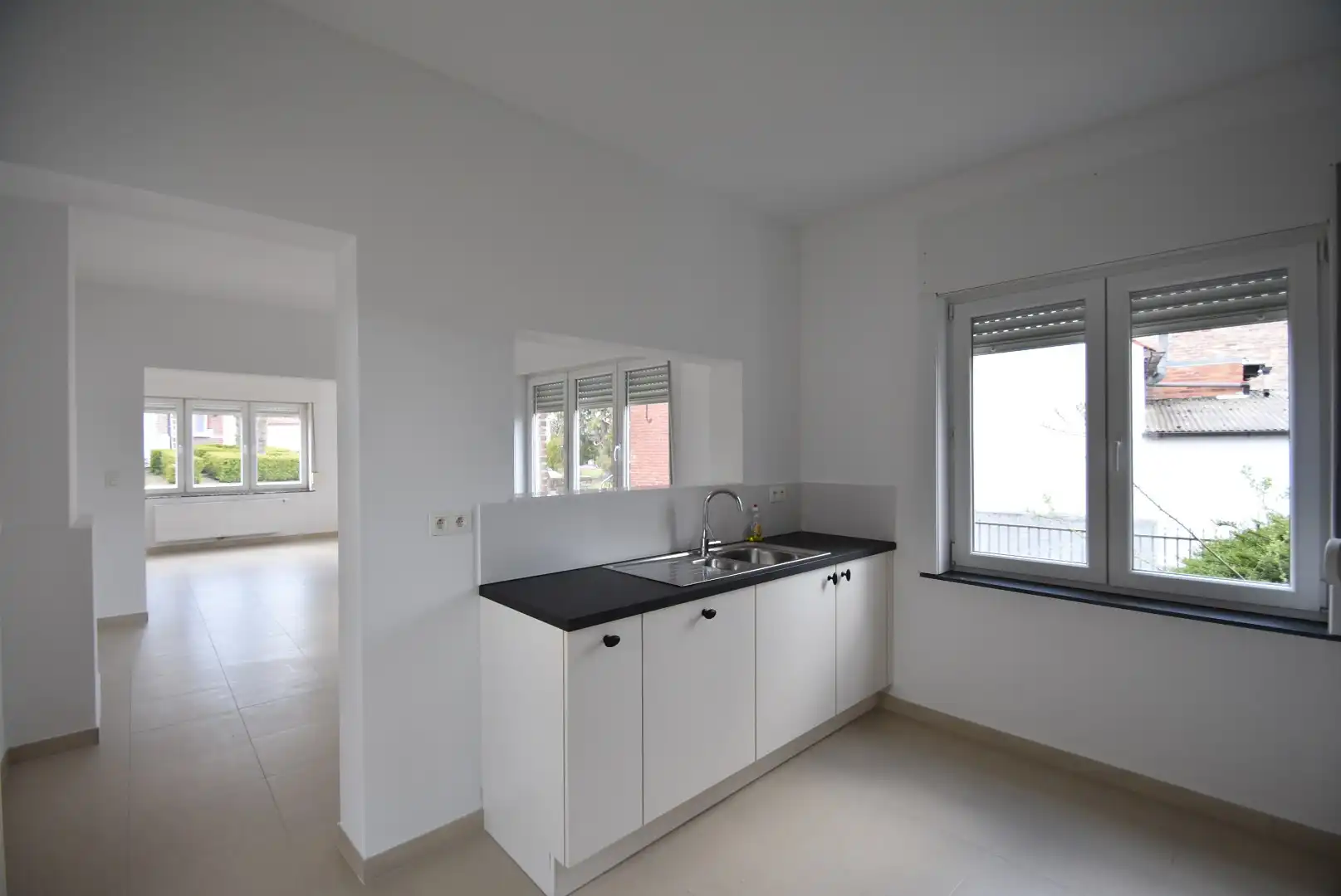 Fris en luchtig gerenoveerde woning met drie slaapkamers, terras, en garage, inbegrepen de stroom via zonnepalen.  foto 15