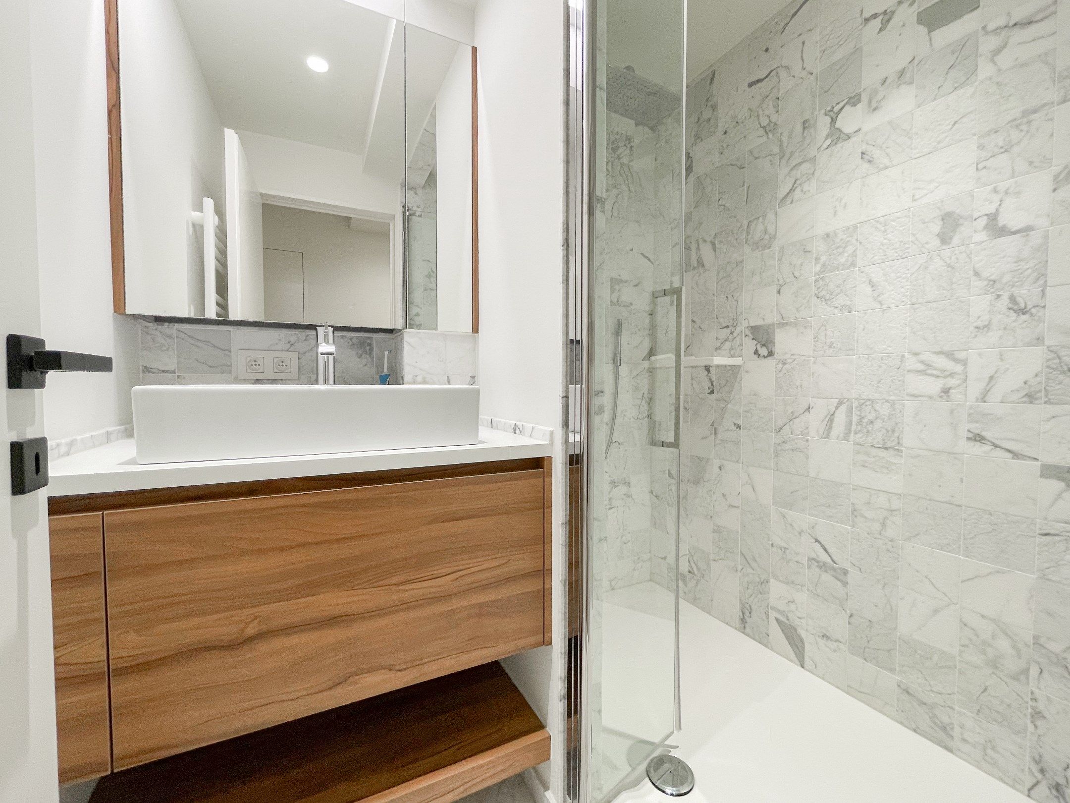 Stijlvol, instapklaar appartement met een ruim terras gelegen aan het Lichttorenplein op enkele passen van de zee. foto 22