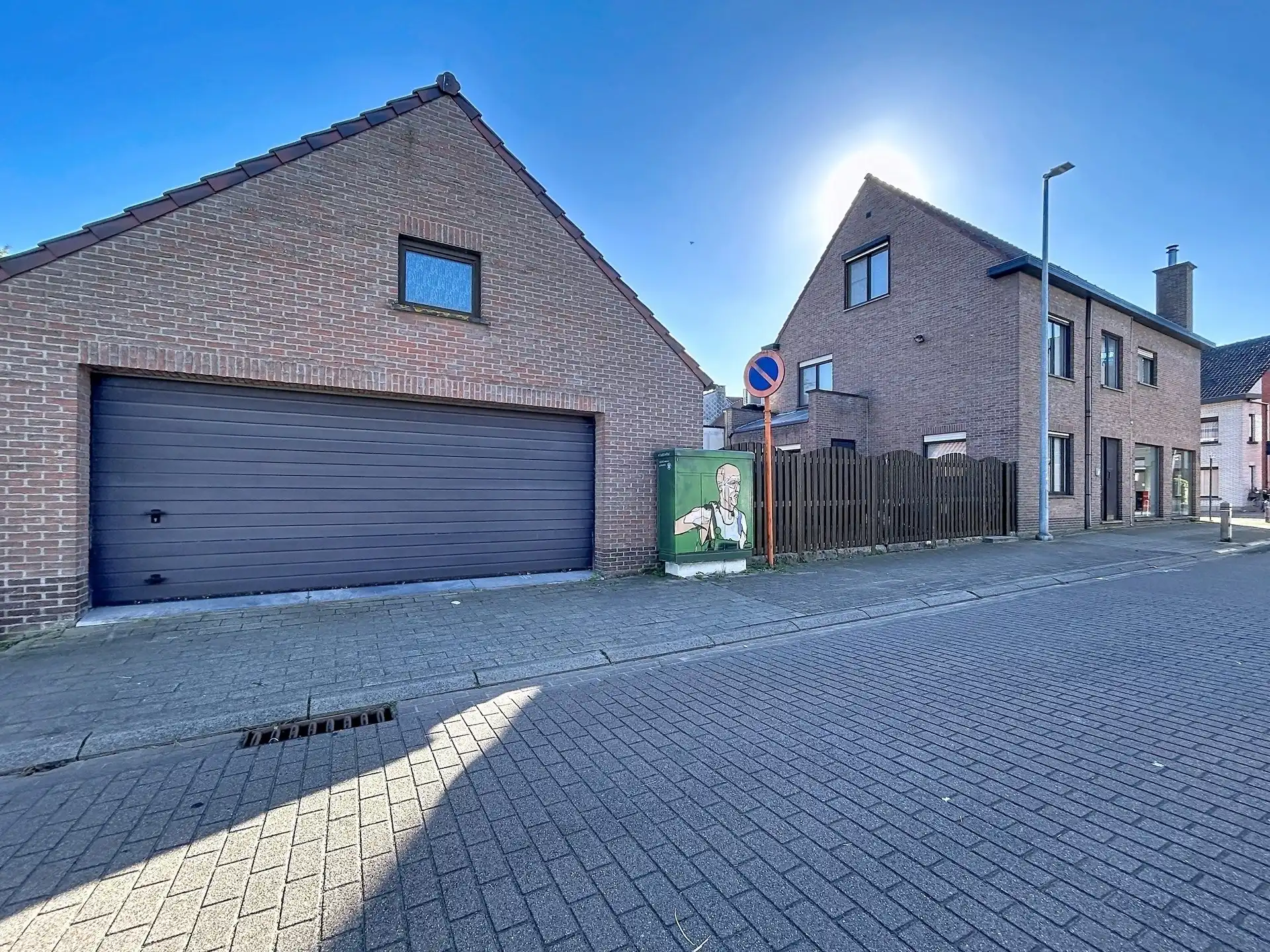 Gezinswoning met handelsruimte en  dubbele garage op toplocatie foto 19