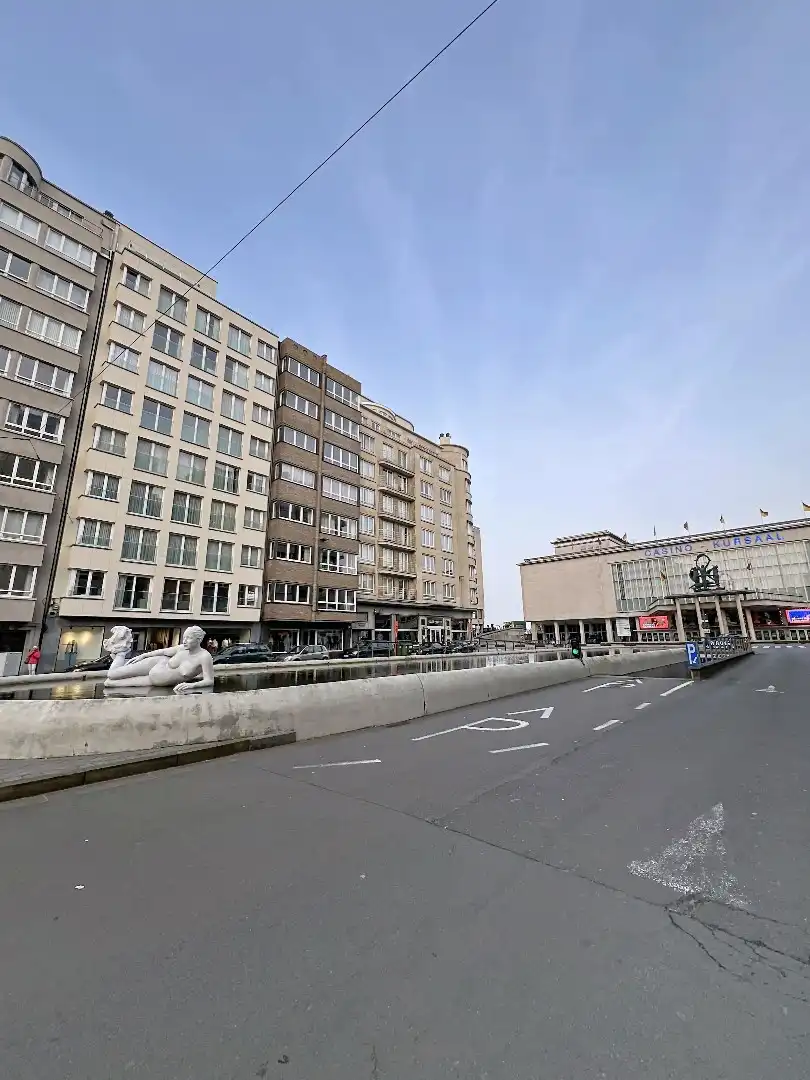 Op te frissen appartement met topligging aan het Marie-Joséplein. foto 3