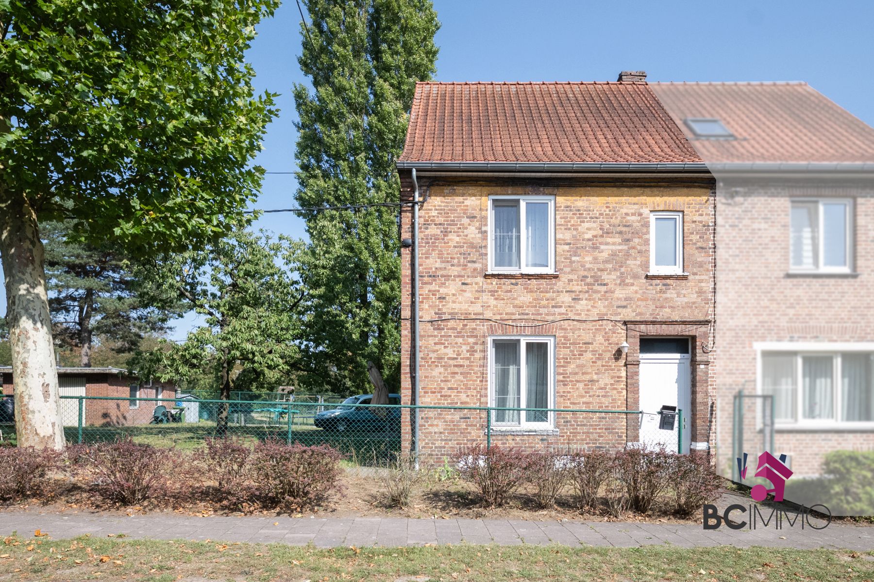 Ruime woning met garage en mogelijkheden voor kangoeroewonen foto {{pictureIndex}}
