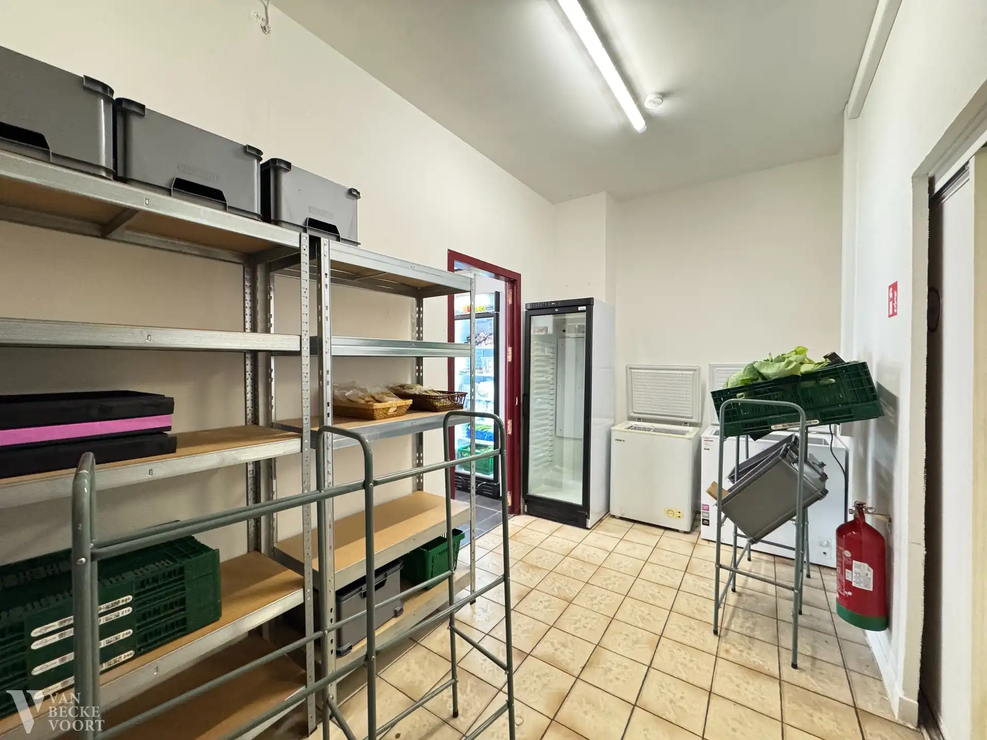 Handelsgelijkvloers 60m² aan drukke invalsweg Oostende foto 9