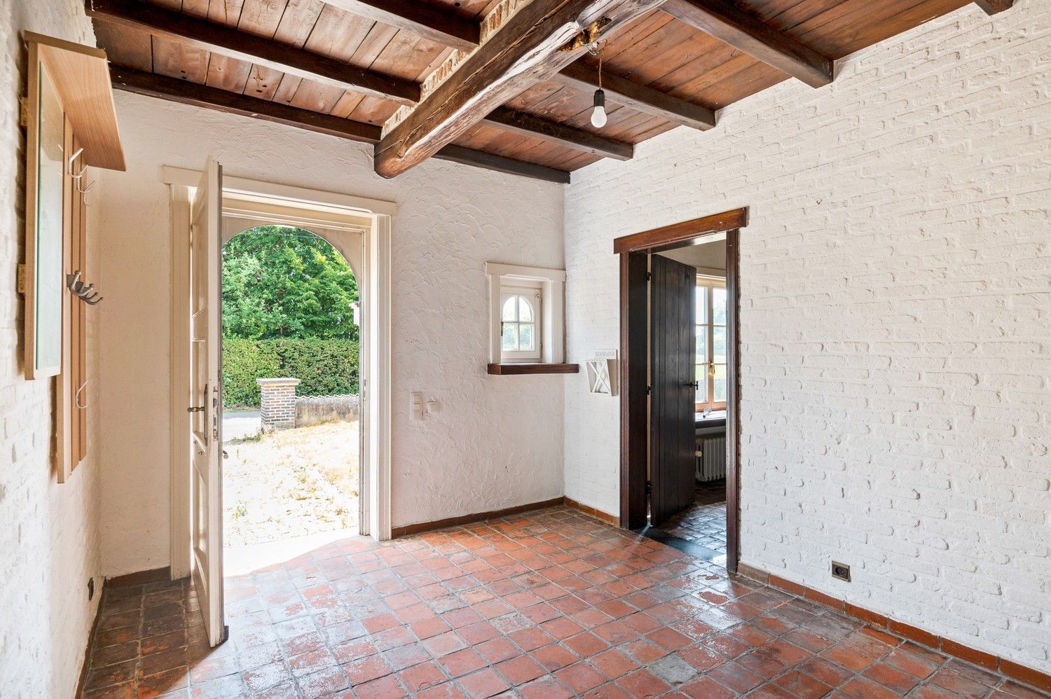 Polyvalent gebouw, appartement en magazijn te koop in Emblem! foto 2