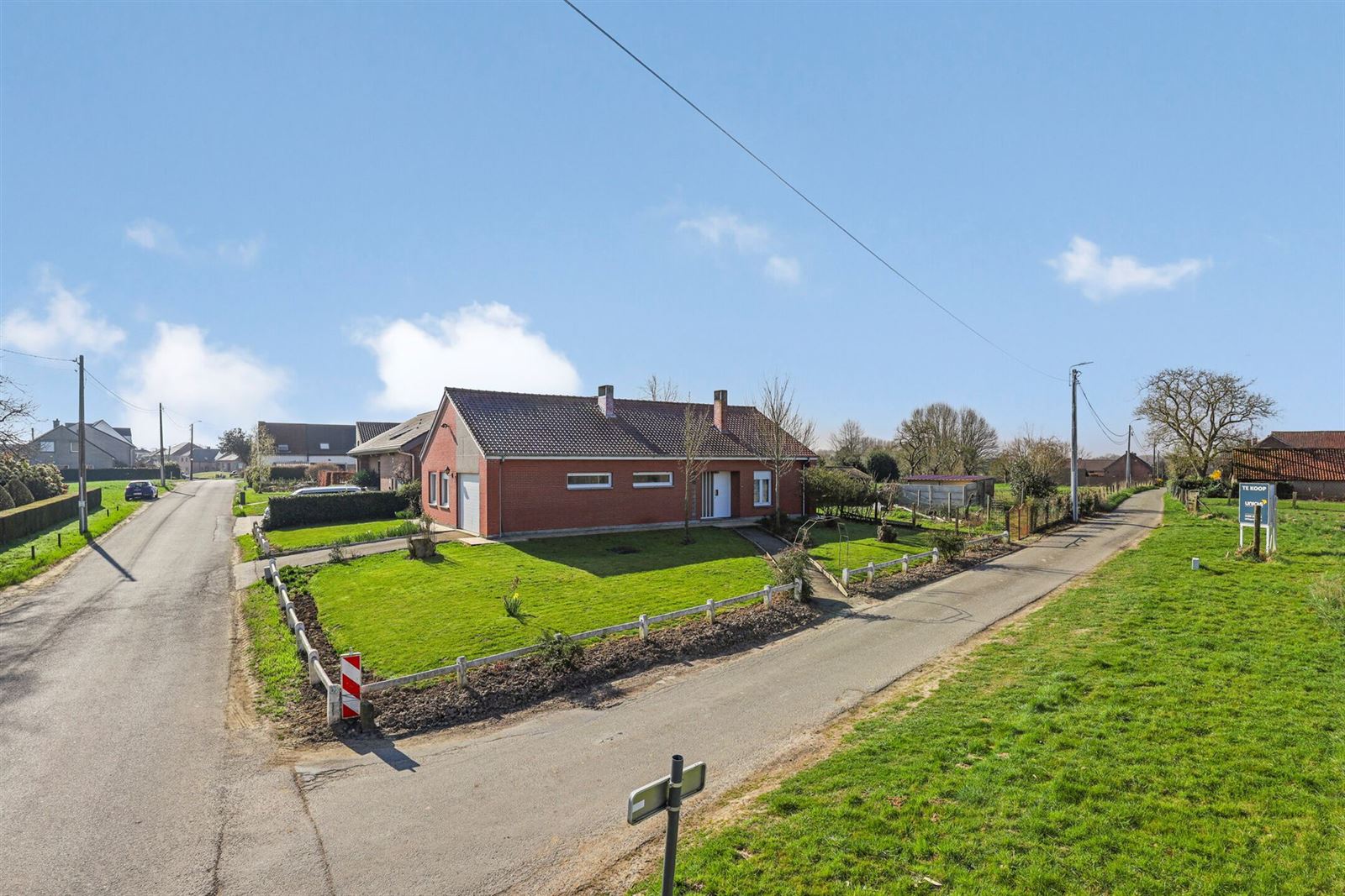 Hoofdfoto van de publicatie: Goed gelegen bungalow te koop