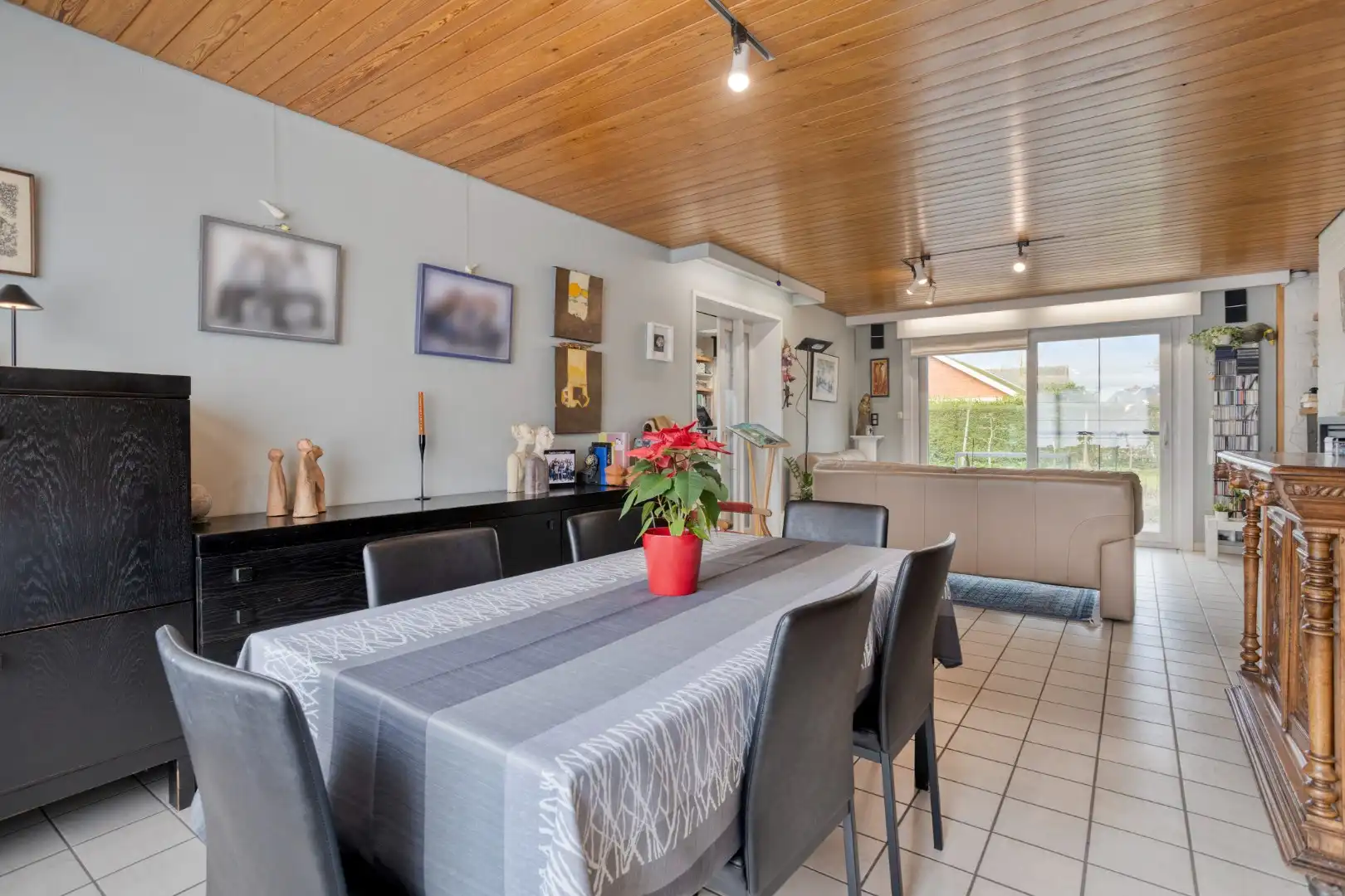 Open bebouwing met mooie tuin en 2 garages op topligging! foto 9