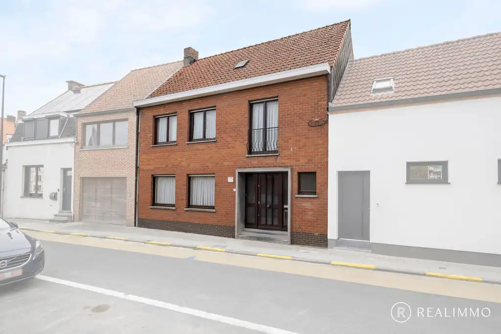 Hoofdfoto van de publicatie: Stevige te renoveren woning in hartje Zwevegem!