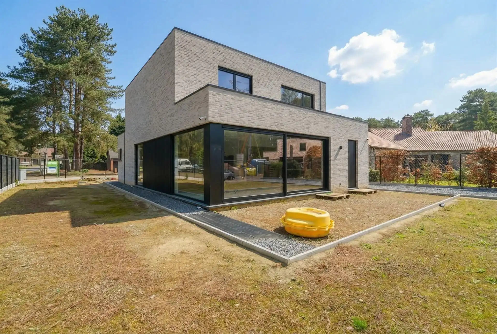 Stijlvolle en instapklare vrijstaande woning op een doodlopende straat  foto 30