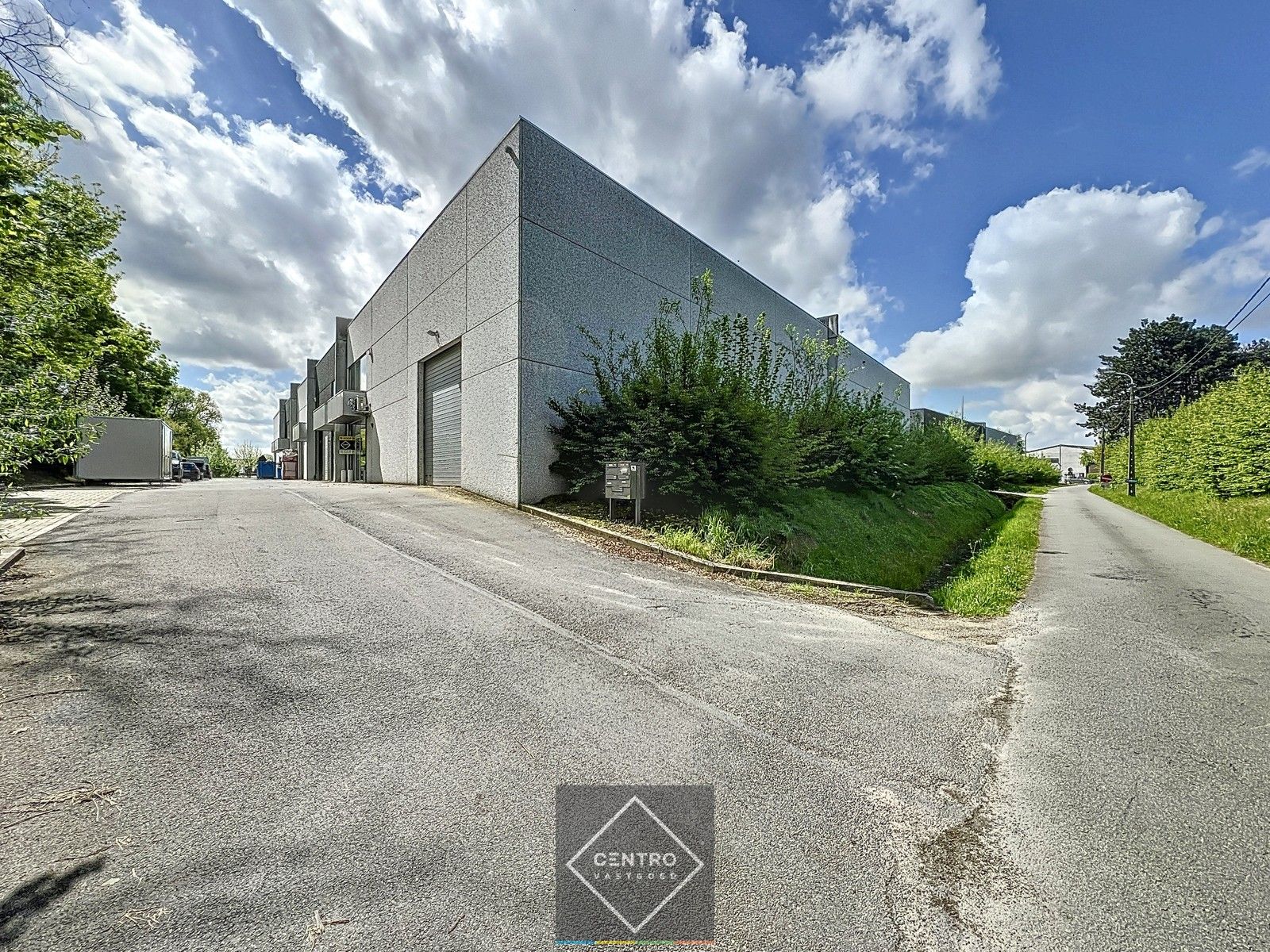 Instapklaar BEDRIJFSGEBOUW (°2014), bestaande uit MAGAZIJN met mezzanine. Parkeerplaatsen op het terrein. Industriezone Beveren! foto {{pictureIndex}}