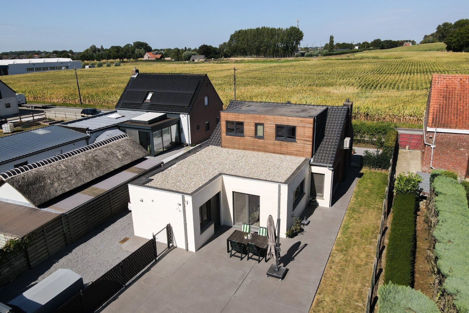 Gerenoveerde gezinswoning met tuin en garage in landelijke omgeving foto 2