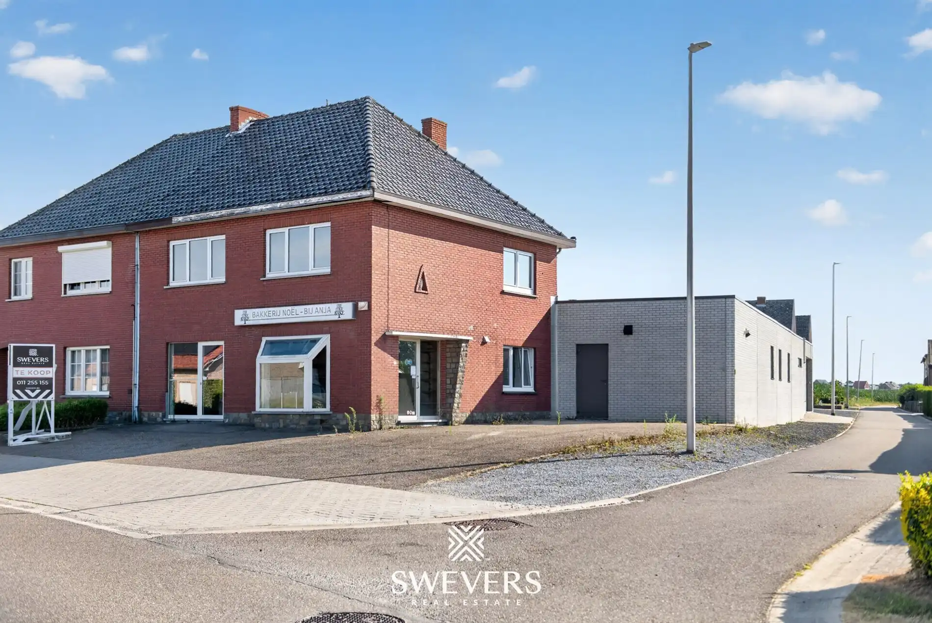 Woning met vergund magazijn van meer dan 300 m² te Nieuwerkerken foto 2