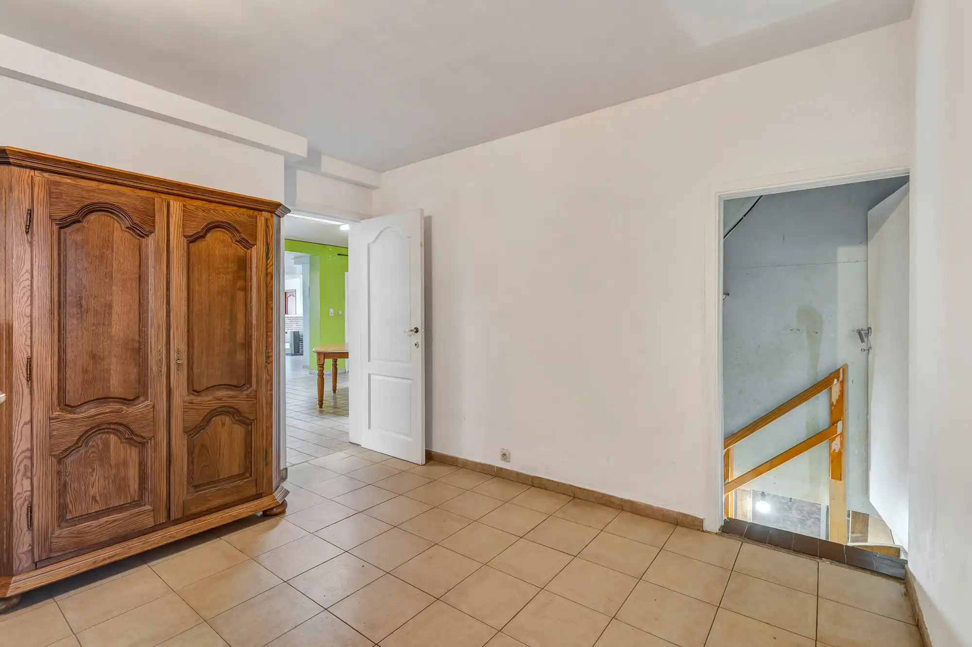 Te renoveren halfopen woning met ruime garage en grote tuin foto 10