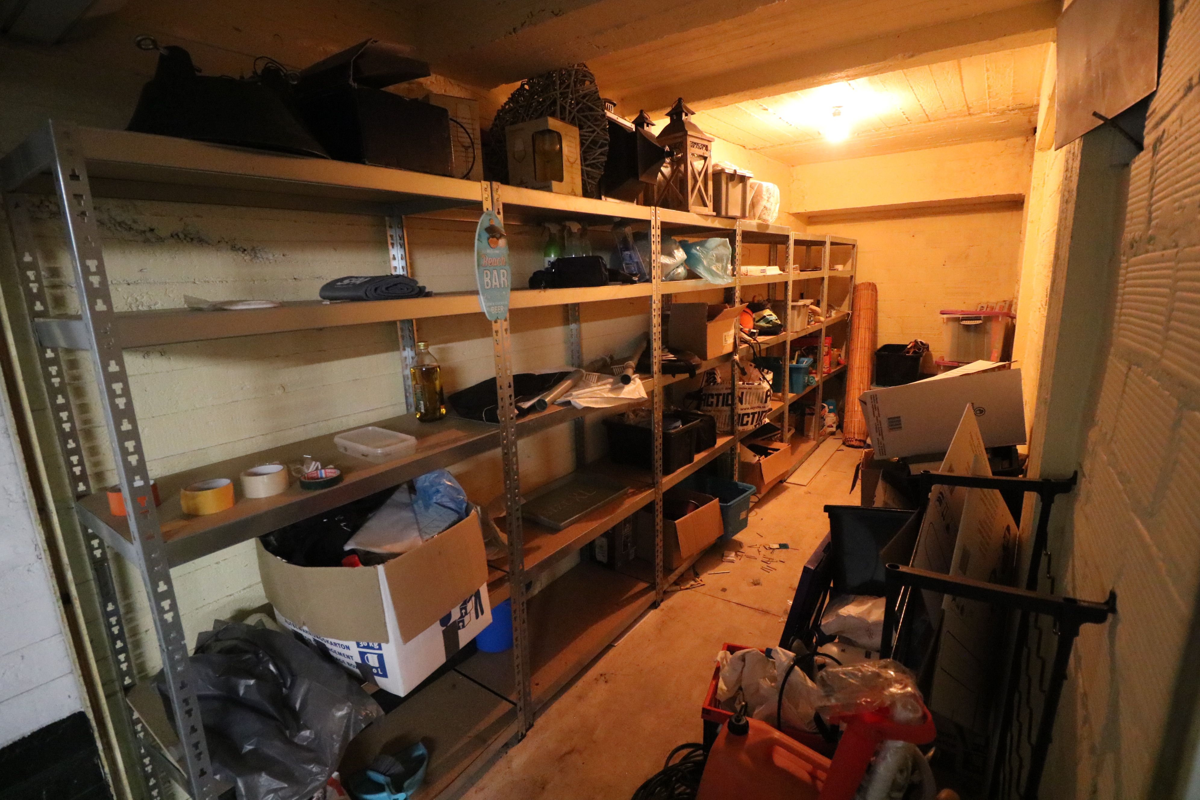 Smalle garage in de residentie Godderis met inrit via de Vissersstraat. foto {{pictureIndex}}