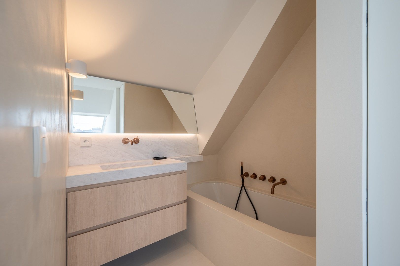 Zonnig gerenoveerd appartement met zuidwest gericht terras en open zicht op wandelafstand van het strand in hartje Zoute. foto 19