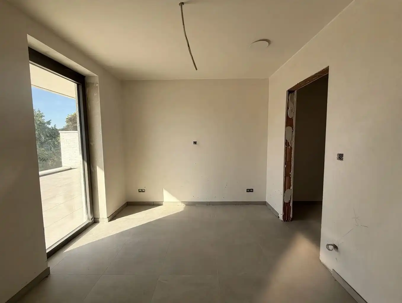 Zeer ruim 1 (+1)-slaapkamerappartement (BEN) op de eerste verdieping met uitzonderlijk zuidgericht terras van ca. 43 m² en ondergrondse parkeerplaats, in hartje Maaseik. foto 7