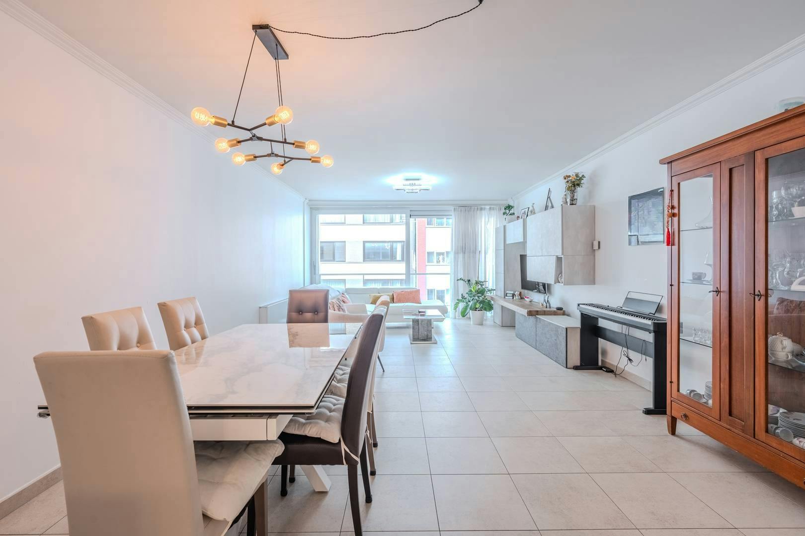 Instapklaar 2-slaapkamerappartement met terras in Oostende foto 2