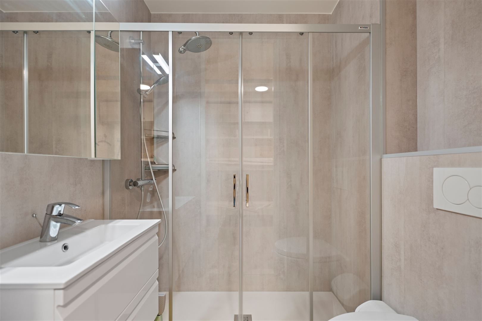 Grote vernieuwde zuidgerichte studio met groot terras foto 3