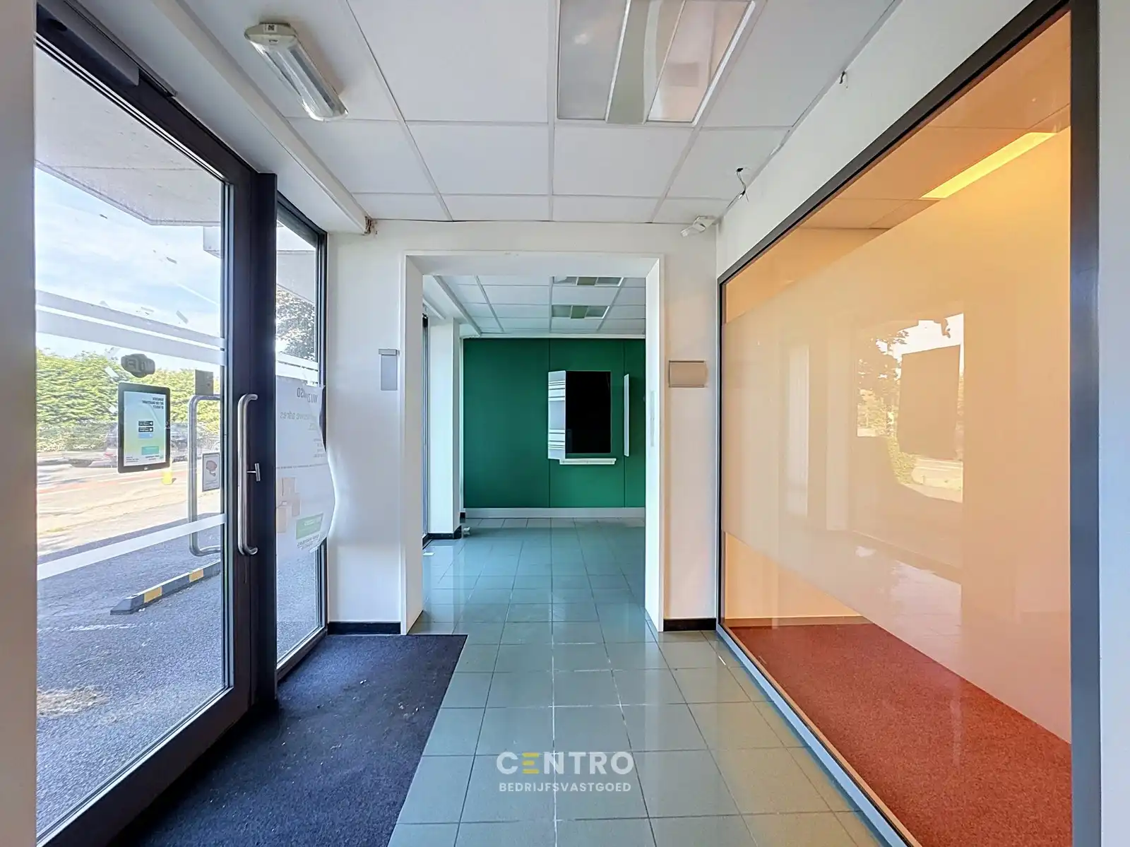 COMMERCIEEL gelegen KANTOORGEBOUW met veel visibiliteit en parkeergelegenheid voor de deur. foto 3