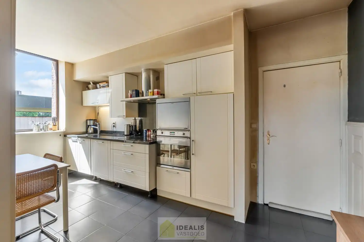 OP TE FRISSEN GEZINSWONING MET LICHTRIJKE LEEFRUIMTE EN AANSLUITEND RUIME KEUKEN, BERGING, BADKAMER VOORZIEN VAN DOUCHE EN BAD EN 3 SLAAPKAMERS OP EEN PERCEEL VAN 5A 37A - Deze woning omvat +-158m² bewoonbare oppervlakte verdeeld over een lichtrijke woonkamer met aansluitend een ruime keuken, berging, badkamer voorzien van douche en bad en 3 slaapkamers. De woning is gelegen op een aangenaam perceel van 5a 37ca vlakbij het centrum van Opitter (Bree), op fietsafstand van winkels, horeca en scholen,… Zeer geschikt voor kandidaten op zoek naar een op te frissen woning met karakter die ruimte en rust biedt doch dicht bij allerlei faciliteiten is gelegen. foto 10