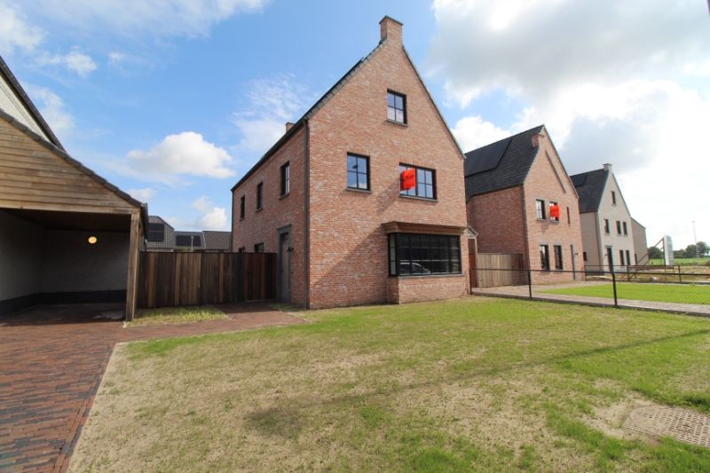 Woning met uniek landelijk karakter te Izegem foto {{pictureIndex}}