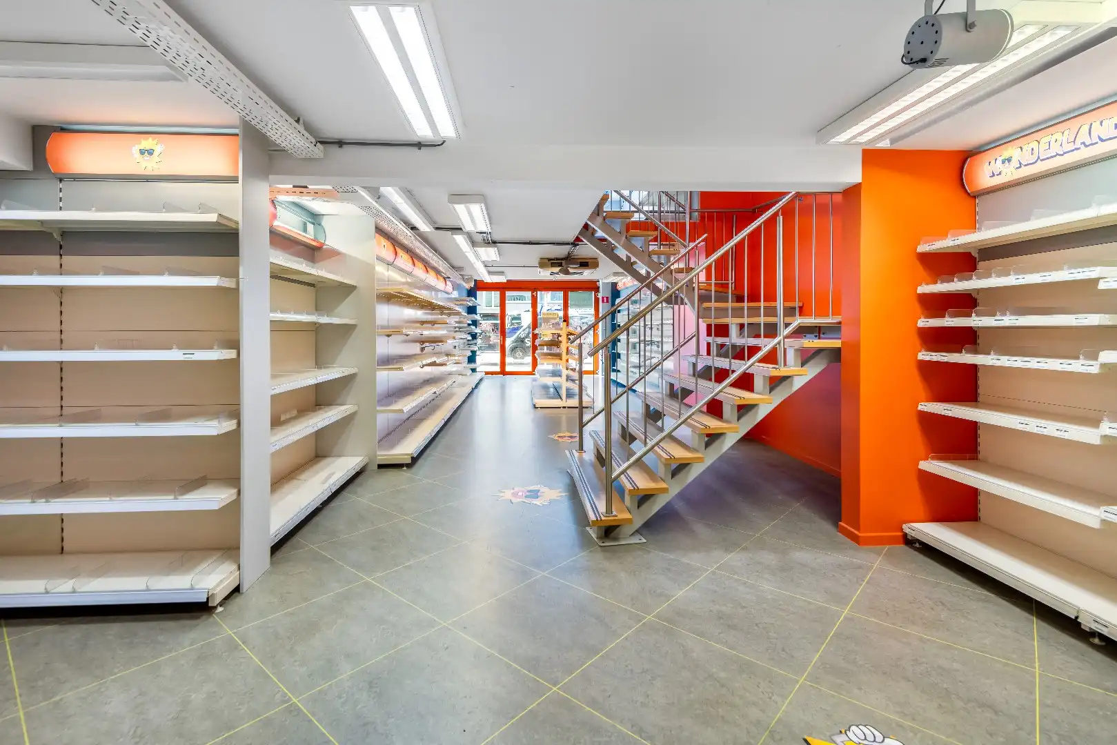 Uitstekend gelegen handelspand te huur op de Lippenslaan in Knokke, met een uitzonderlijke gevelbreedte van 12 meter. foto 2