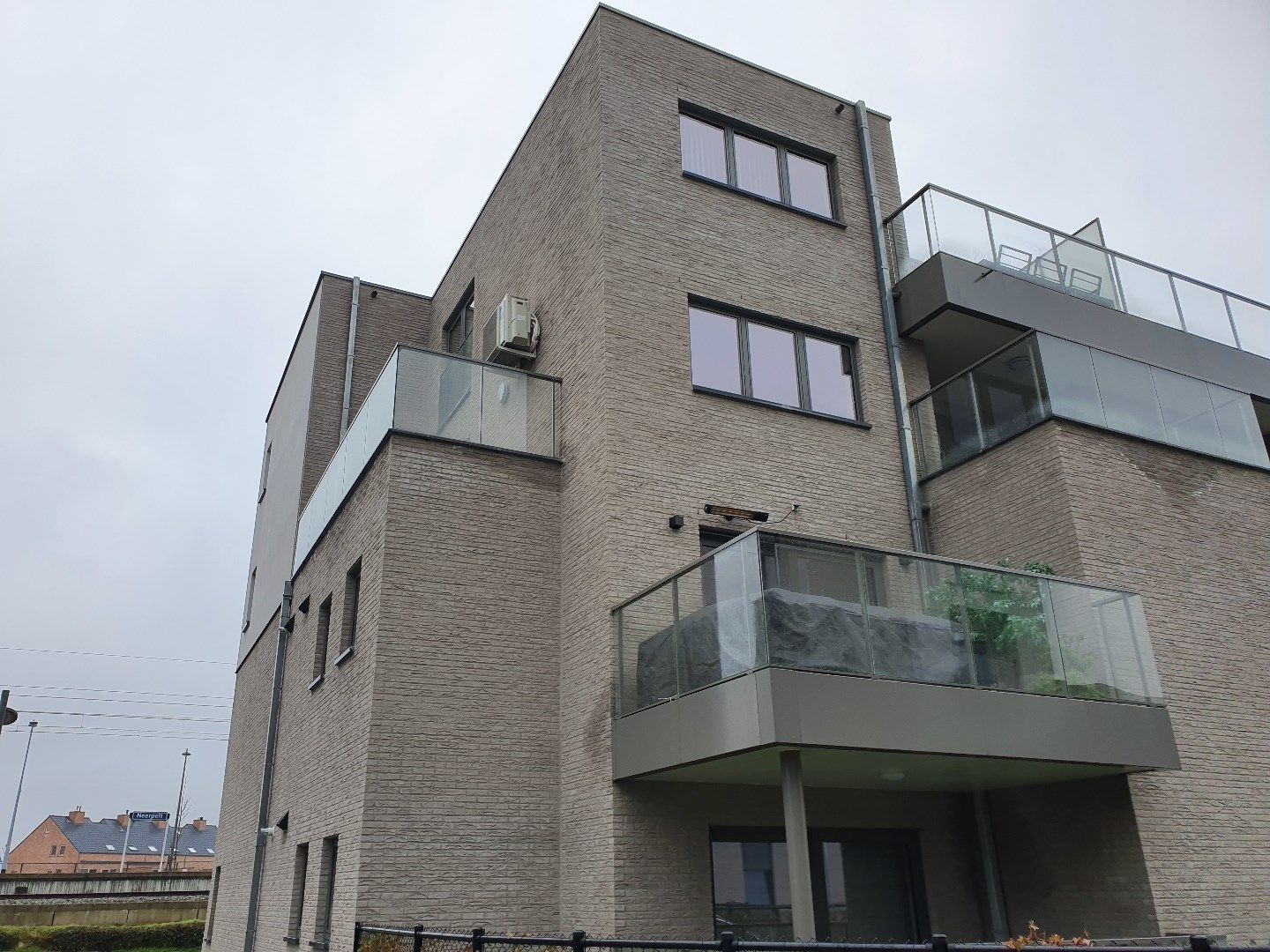 Instapklaar energiezuinig appartement met 2 slaapkamers kortbij Neerpelt centrum. foto 2