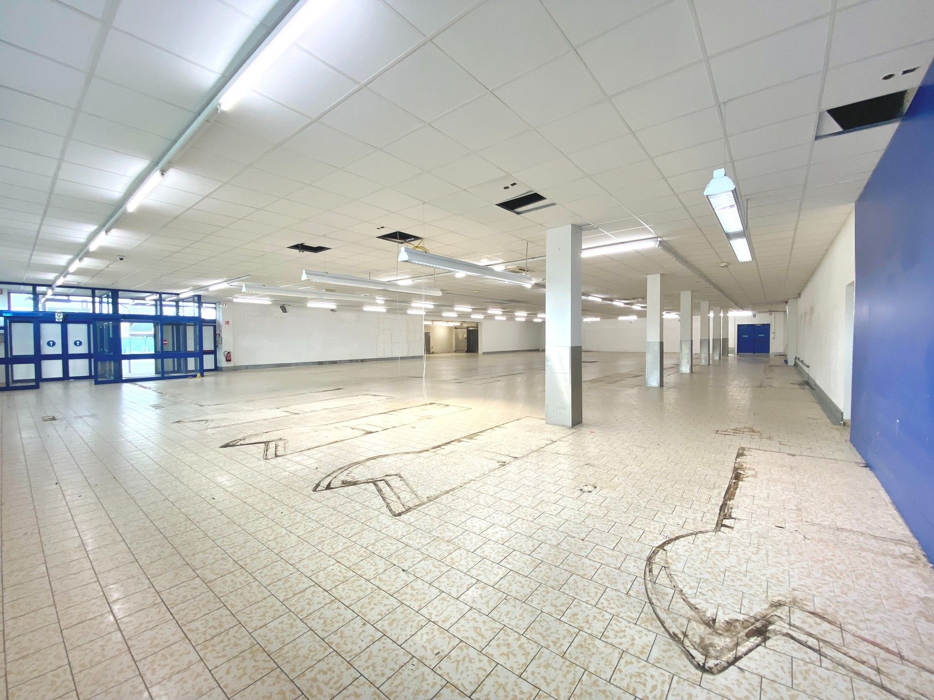 BAANWINKEL / COMMERCIEEL GEBOUW MET PARKING foto 10