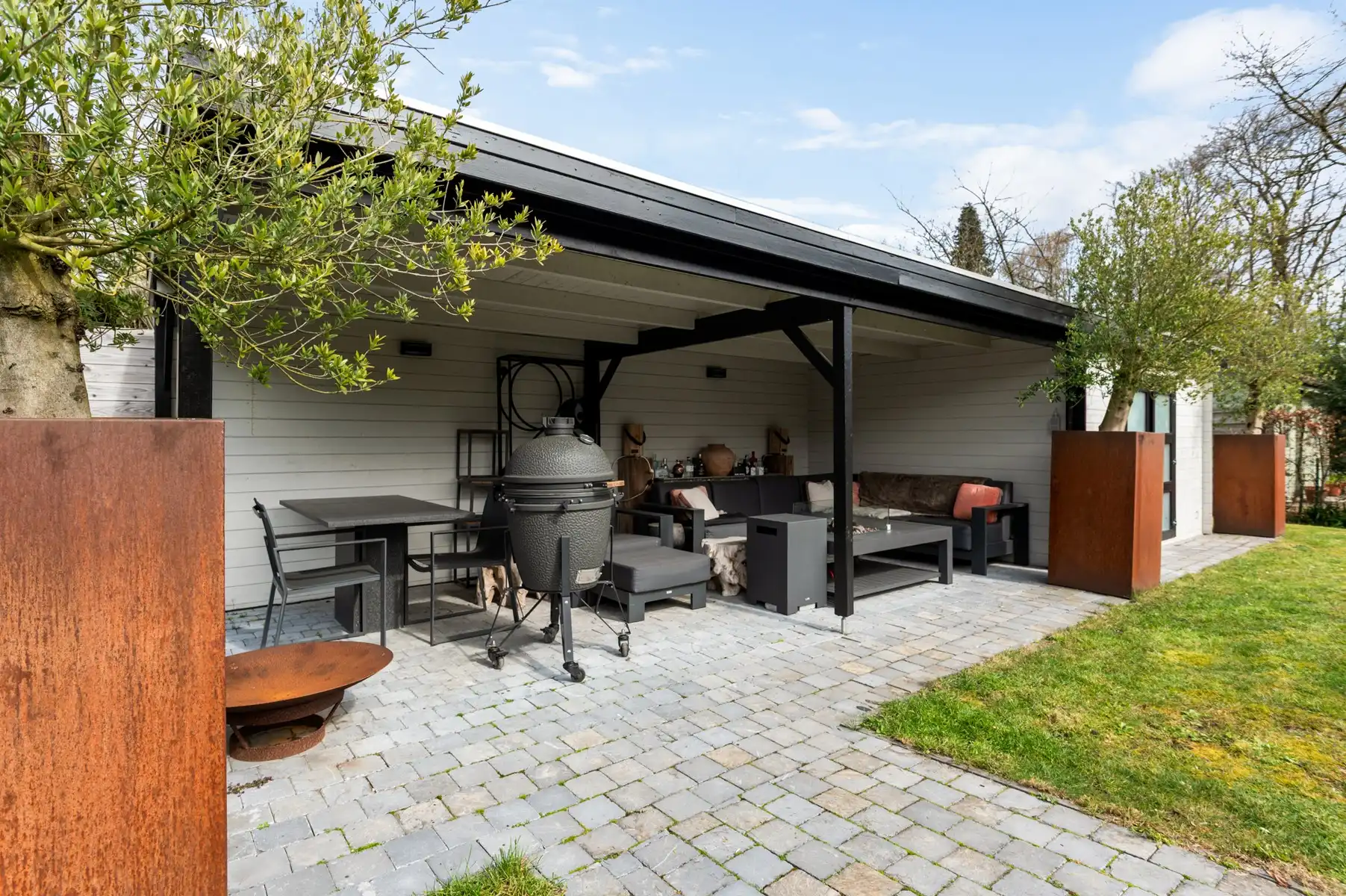 Uitstekend gelegen woning met dubbele garage foto 4