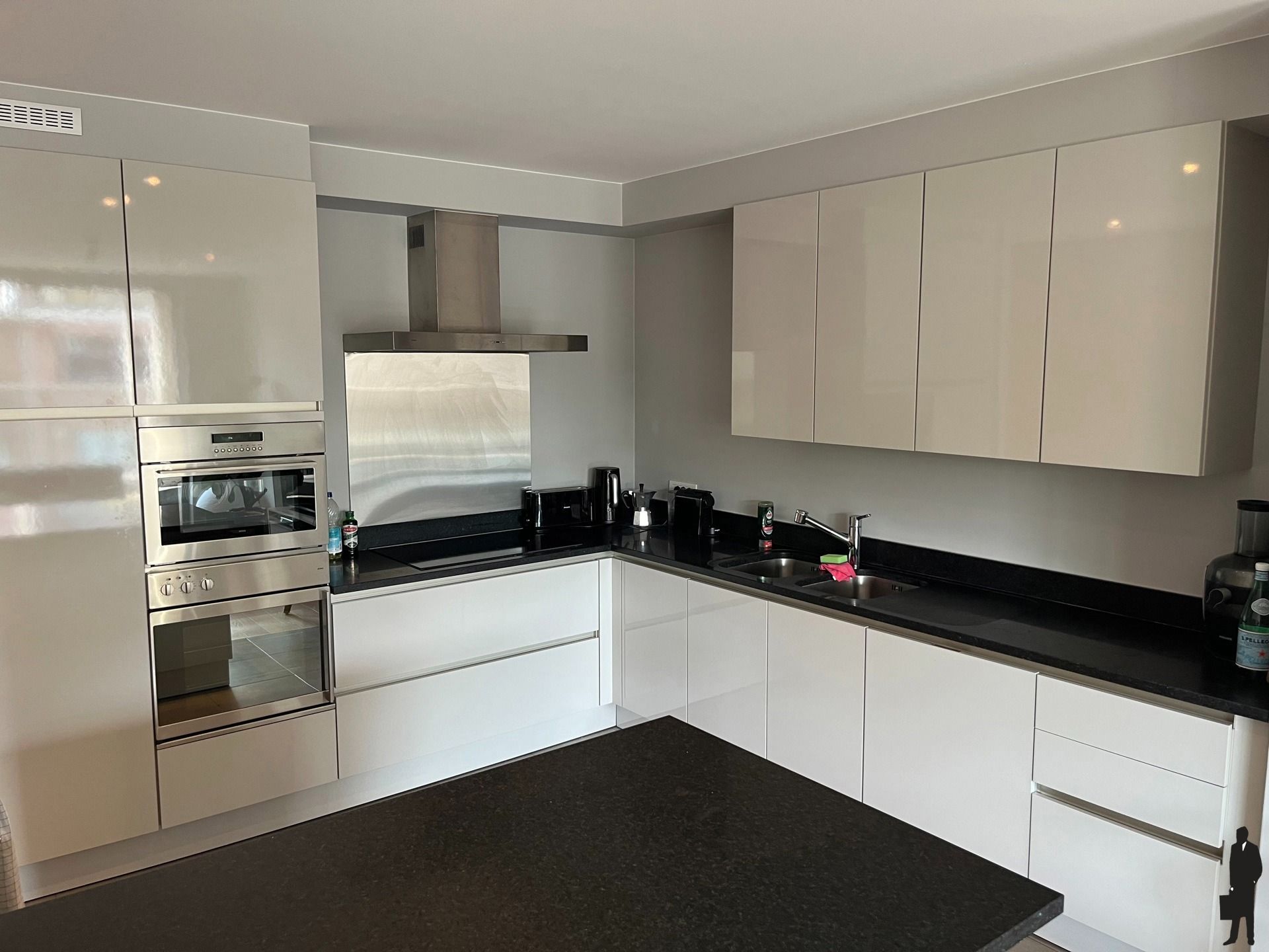 In 't centrum van Brasschaat op de derde verdieping, een instapklaar appartement van 114 m² met 2 parkingplaatsen. foto 8