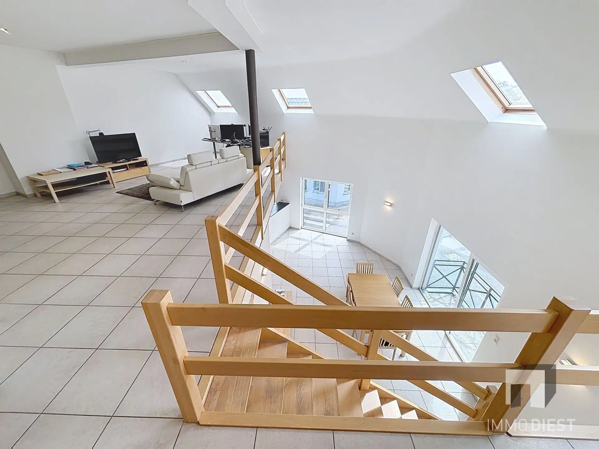 Ruimtelijk duplexappartement met karakter, badend in licht op gunstige ligging in het hart van Zichem. foto 12