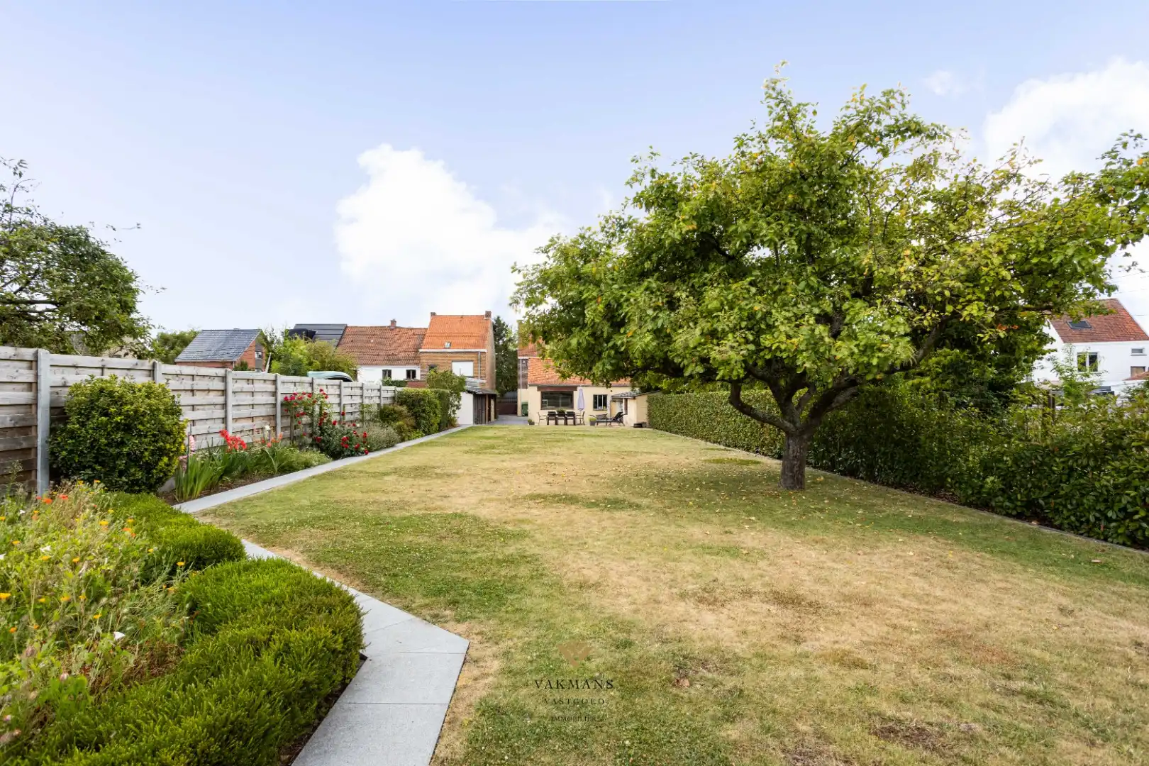 Te renoveren woning op den buiten met veel ruimte en tuin foto 4