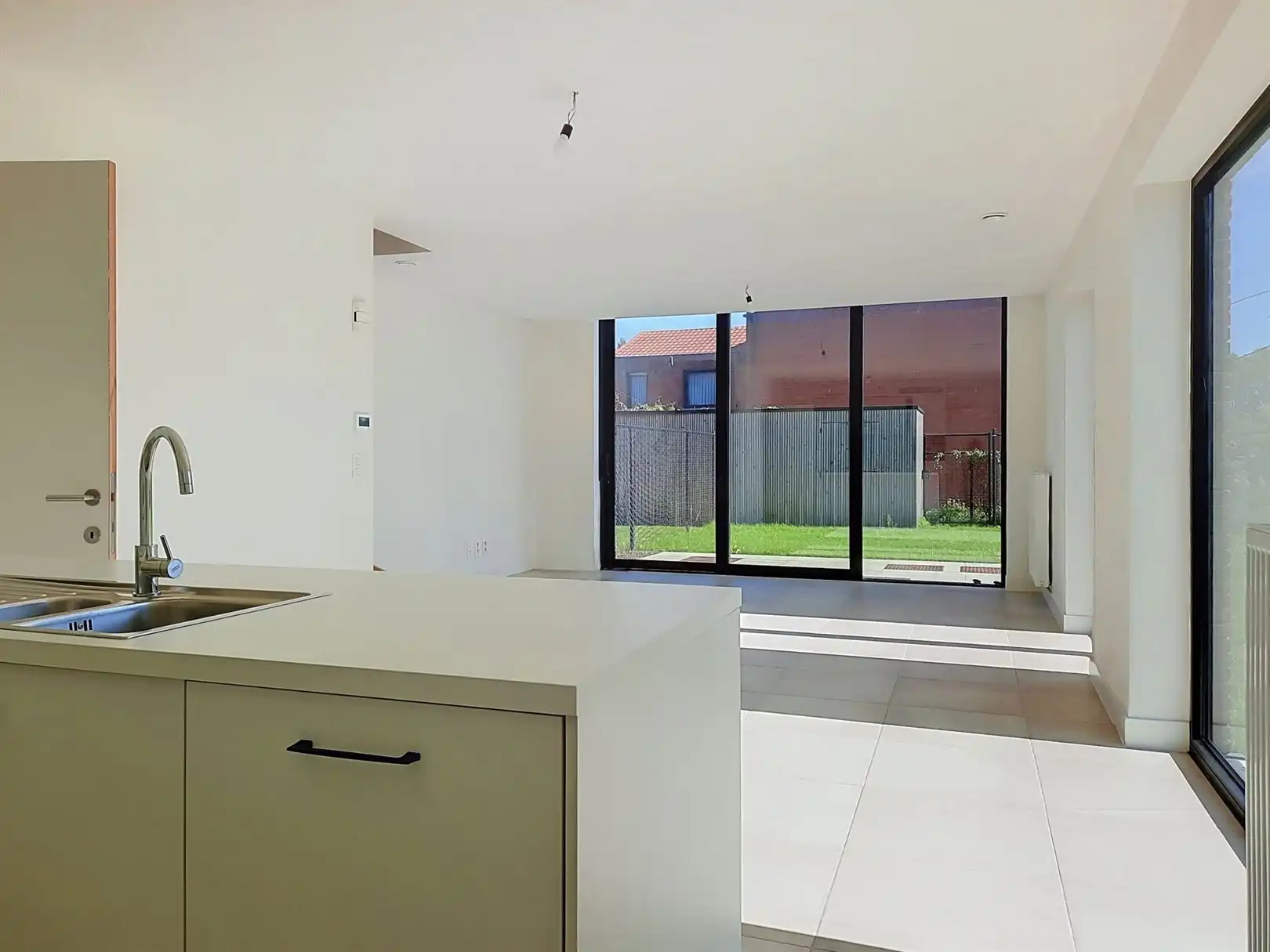Luxueuze nieuwbouw villa met grote tuin, 2 autostaanplaatsen en 12 zonnepanelen foto 4