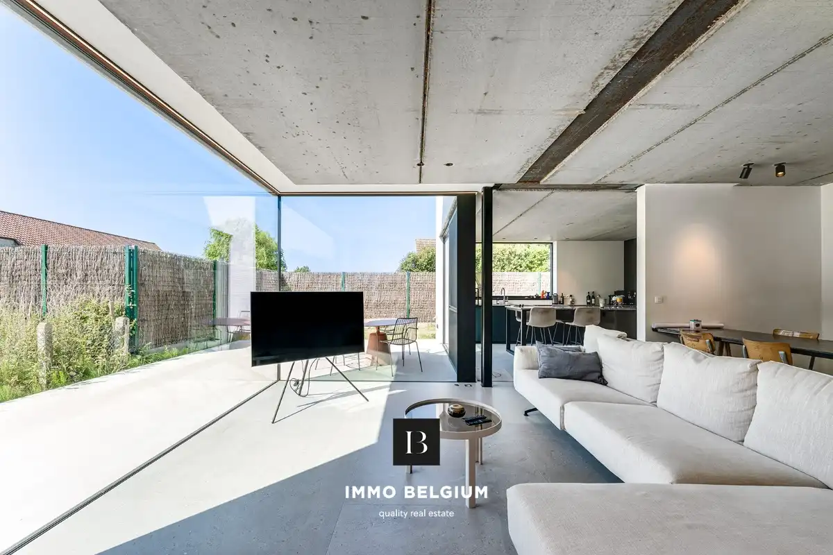 Nieuwbouwvilla onder registratierecht met 4 slaapkamers foto {{pictureIndex}}