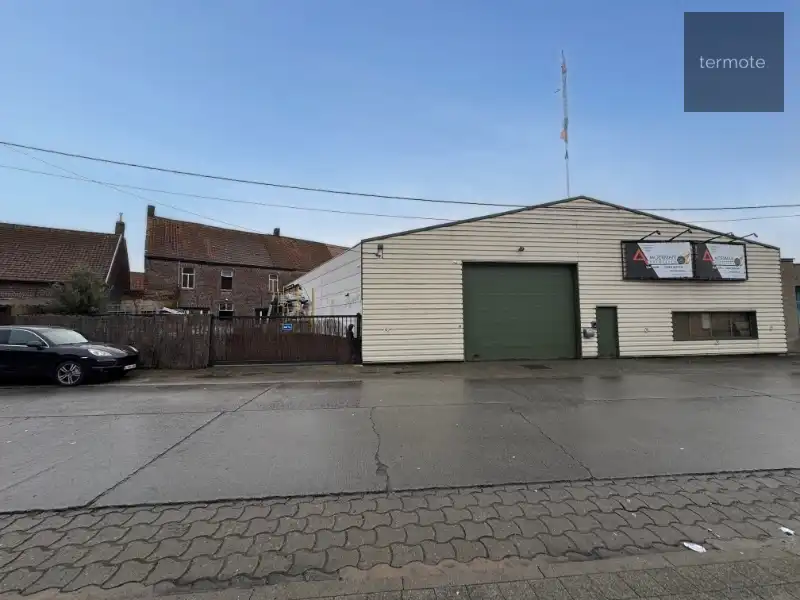 magazijn met woonst foto {{pictureIndex}}