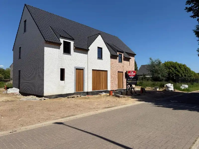 Moderne halfopen nieuwbouwwoning met 4 slaapkamers en 2 badkamers foto 3