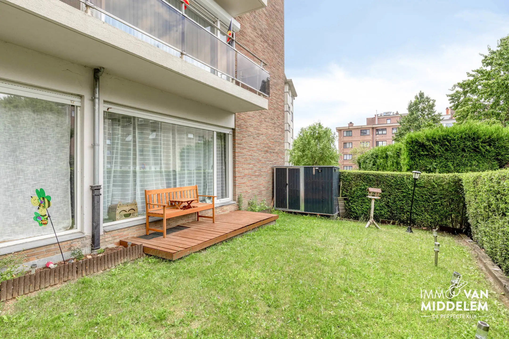 GELIJKVLOERS APPARTEMENT MET 2 KAMERS, TUIN EN GARAGE foto {{pictureIndex}}