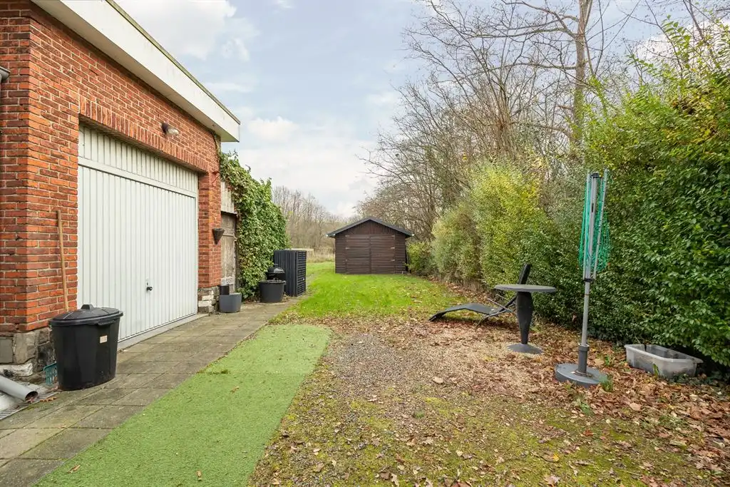 Te renoveren woning in groene omgeving foto 15