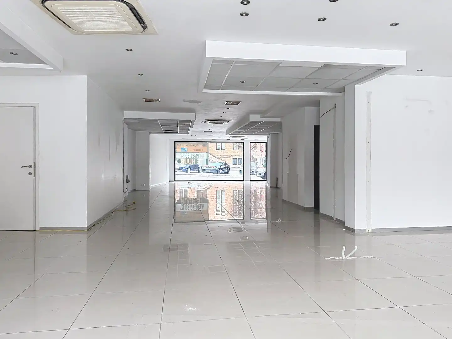 TOPLOCATIE! Commercieel Gelijkvloers (180m²) + Terras & Parking te Huur in Wolvertem (Meise) foto 3