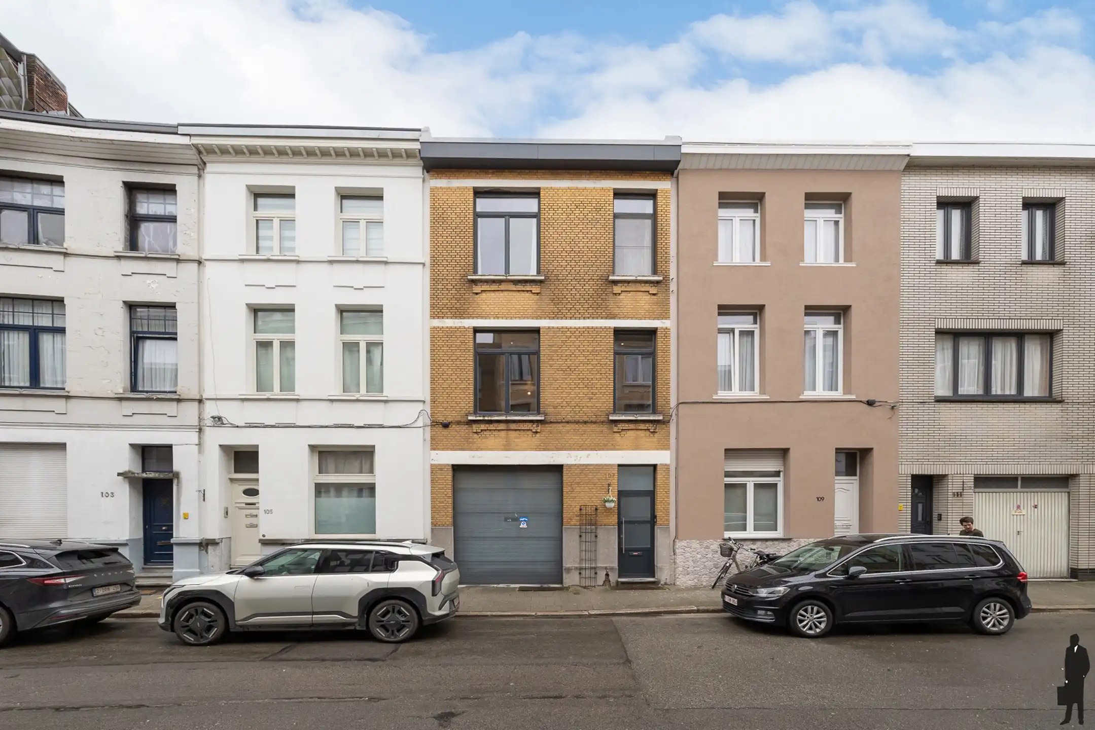 Ruime bel-étagewoning met 3 staanplaatsen en terras foto {{pictureIndex}}