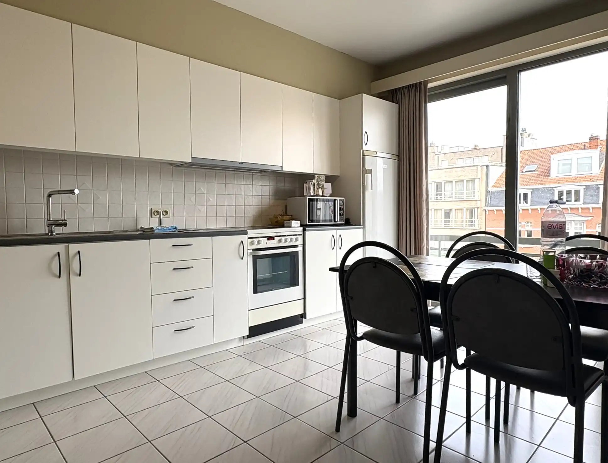 Ruim tweeslaapkamer appartement te huur in centrum Deinze foto 3