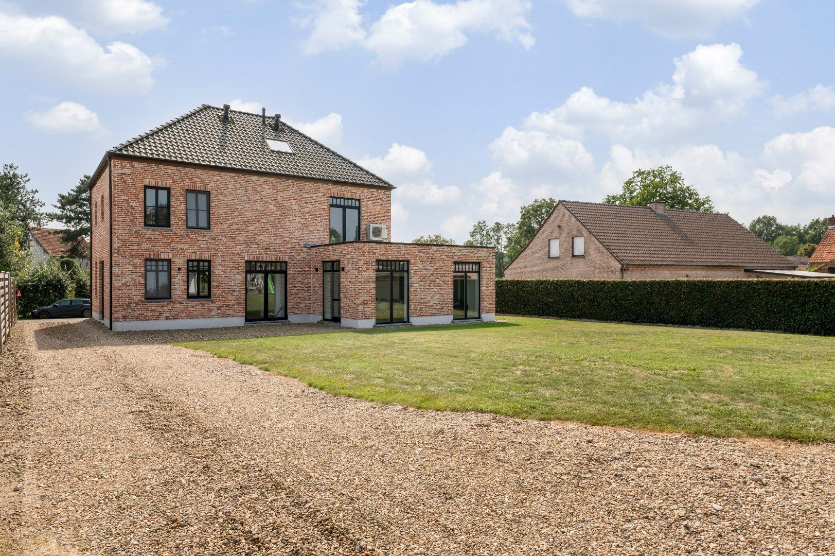 Moderne woning met 3 slaapkamers op perceeloppervlakte van 1200m² foto 1