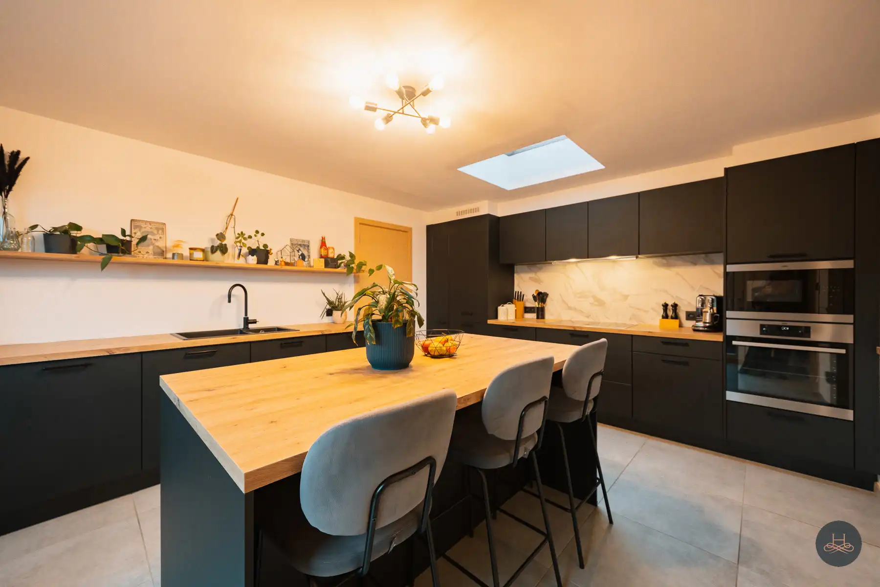 Charmante, halfopen, gerenoveerde woning met 3 staanplaatsen foto 10