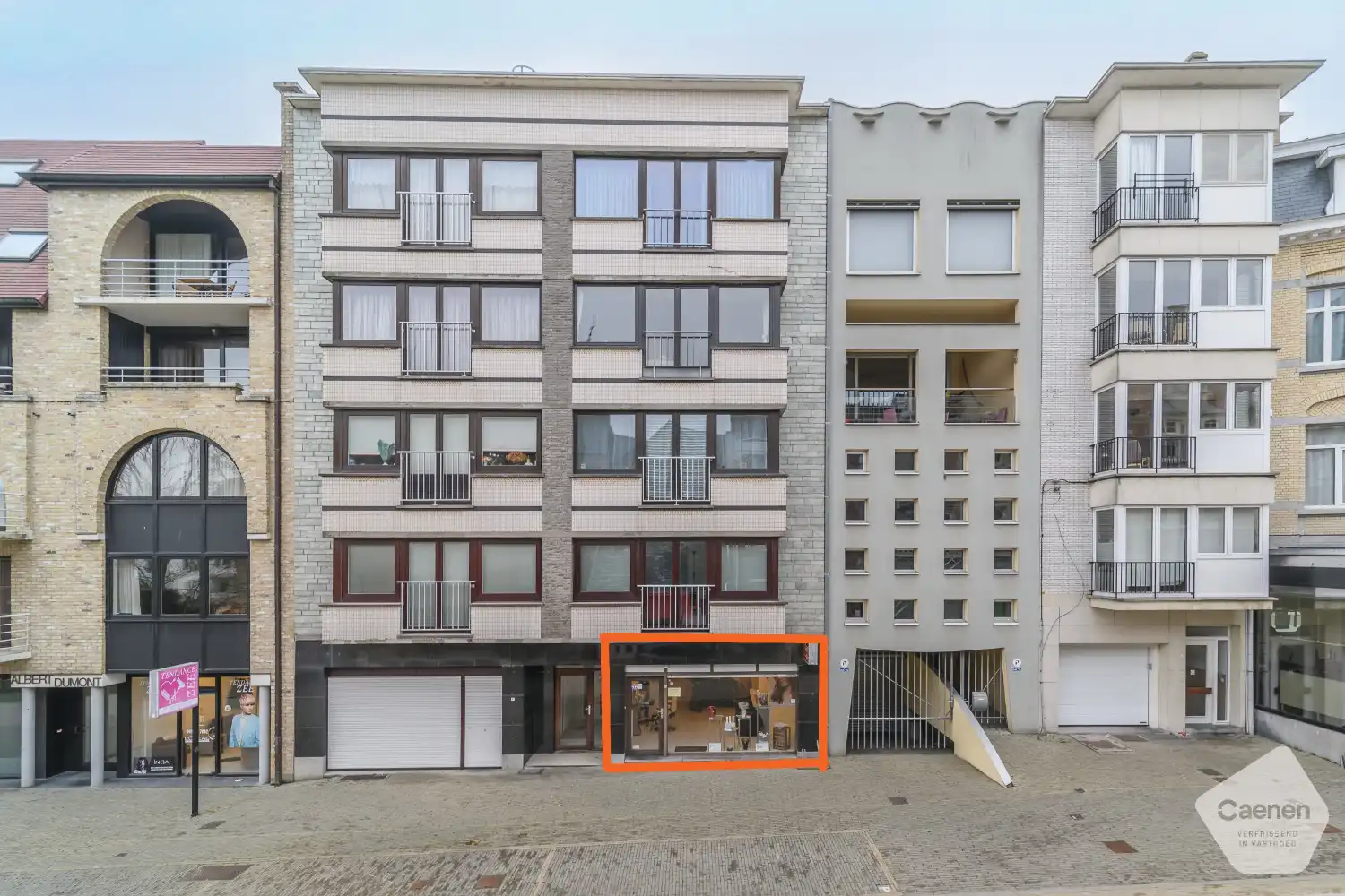 Te koop – Gelijkvloers handelspand met berging en woonmogelijkheid foto {{pictureIndex}}