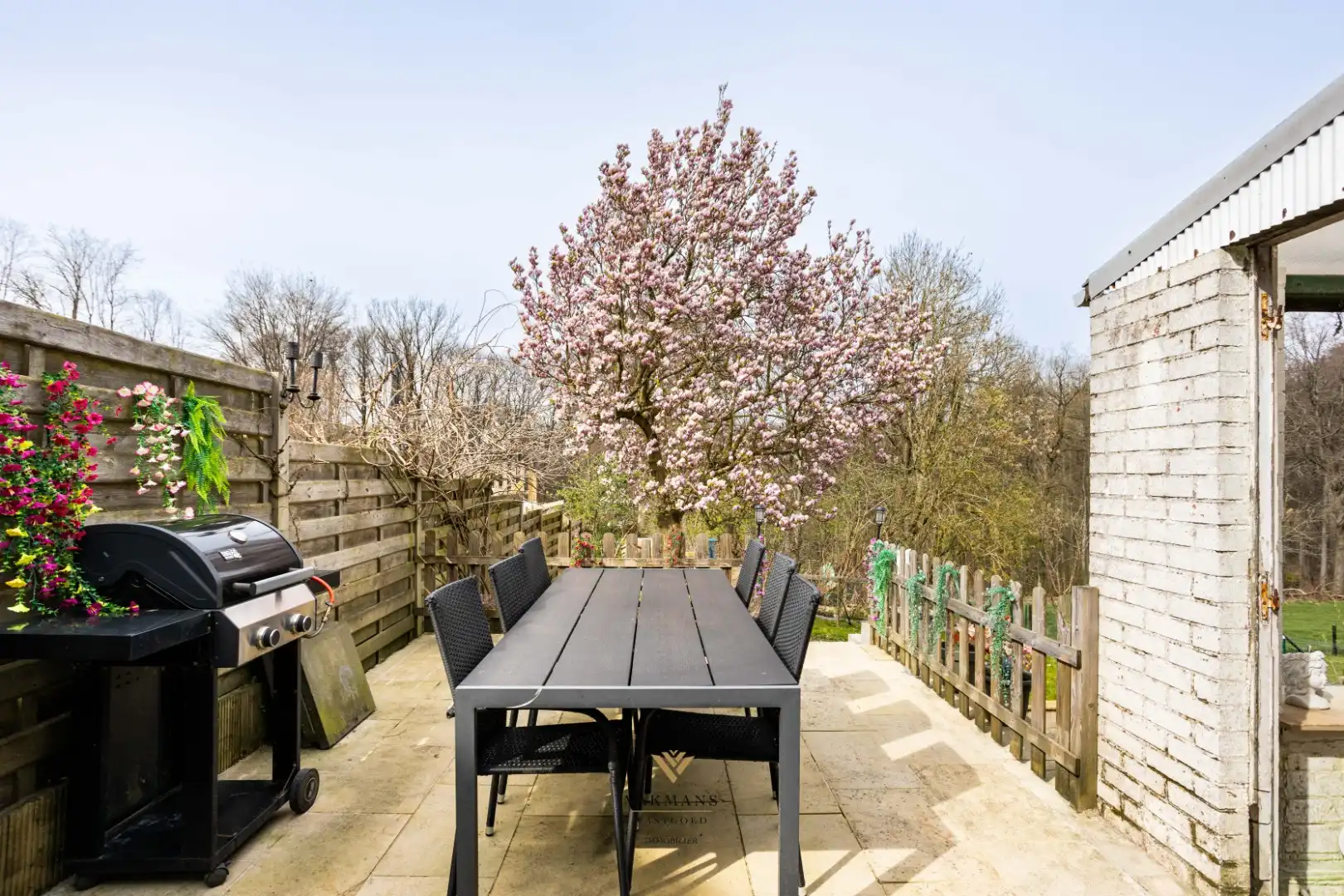 Ruime alleenstaande woning met garage in heuvelachtige omgeving foto 39