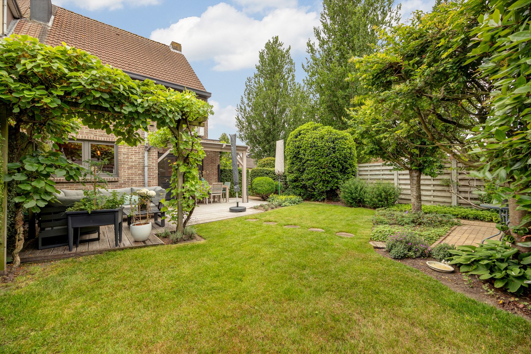 INSTAPKLAAR: H.O.B. met 5 slpks, aangelegde tuin en garage foto 2