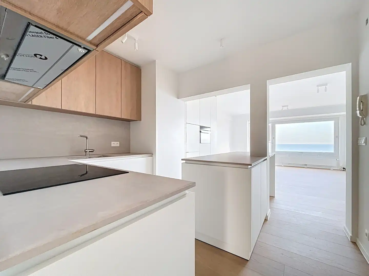 Twee slaapkamer appartement (gerenoveerd 2025) met frontaal zeezicht foto 9
