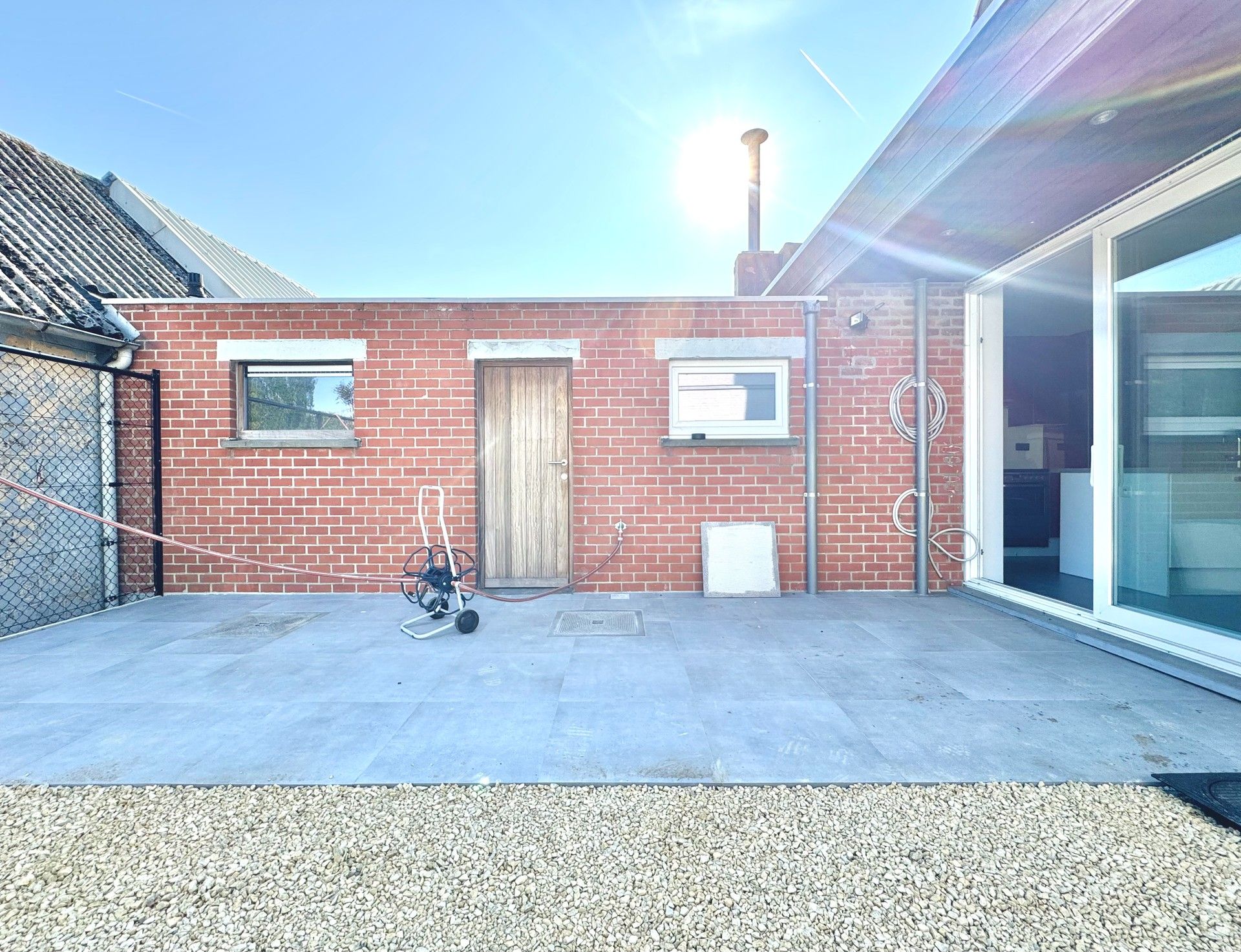 HALFOPEN WONING MET 3 KAMERS, TERRAS & RUIME PARKING foto 4